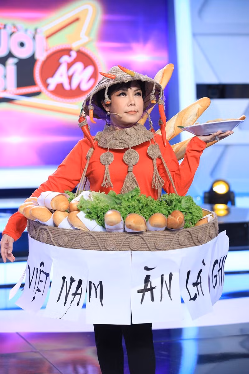 Nữ danh hài cứ như thể đang thi quốc phục tại Hoa hậu Hoàn vũ Thế giới giống H"Hen Niê vậy.