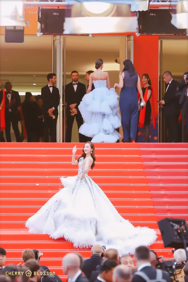 Khoảnh khắc Jessica đứng một mình giữa thảm đỏ Cannes 2019 được người hâm mộ khen ngợi đẹp như công chúa.