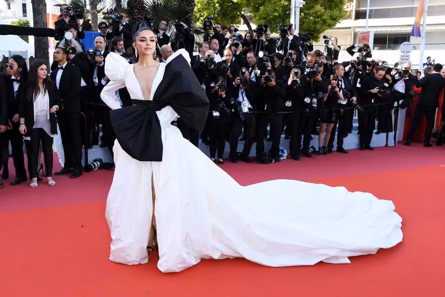 Diễn viên Ấn Độ Deepika Padukone "quét" thảm đỏ với đầm đen trắng của Dundas.