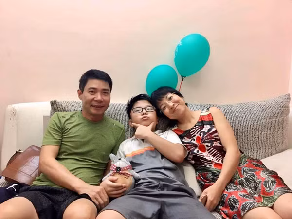 Công Lý, Thảo Vân đoàn tụ trong ngày sinh nhật con trai. Công Lý, Thảo Vân đoàn tụ trong ngày sinh nhật con trai.