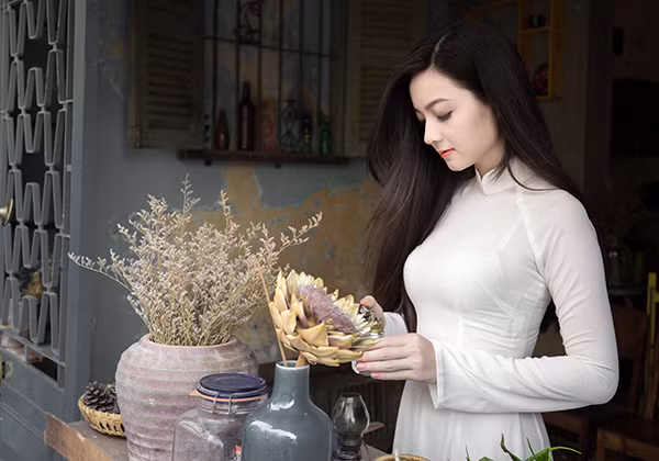 Thiếu nữ xứ Thanh duyên dáng áo dài trên phố Sài Gòn ảnh 7