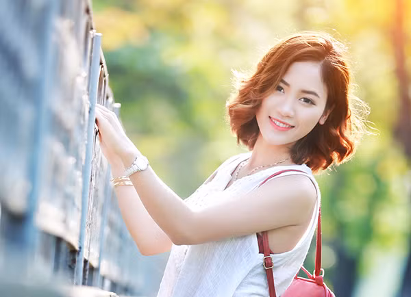 Mùa hè này, Hường chọn cách trang điểm nhẹ nhàng với tông nâu và hồng
