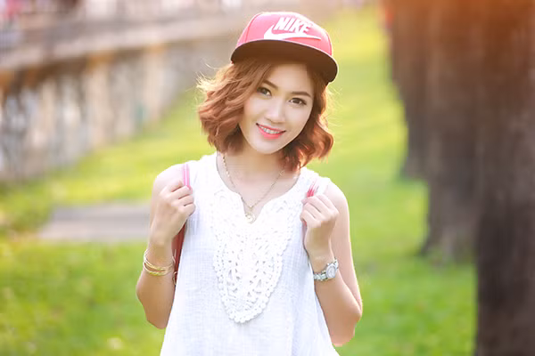 Kiểu tóc lob xoăn khá hợp với người có vóc dáng nhỏ bé như Hường