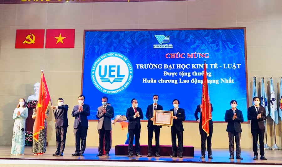 Giám đốc ĐHQG TP.HCM Vũ Hải Quân (giữa) trao Huân chương Lao động Hạng Nhất của Chủ tịch nước cho Trường ĐH Kinh tế- Luật 