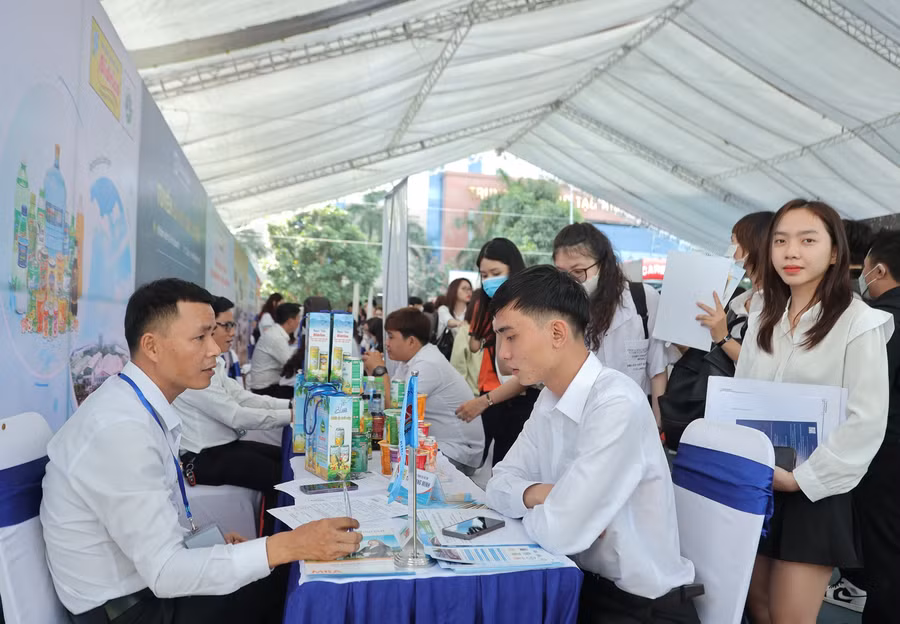 Năng lực ngoại ngữ tốt sẽ giúp lao động dễ tham gia vào thị trường lao động. Năng lực ngoại ngữ tốt sẽ giúp lao động dễ tham gia vào thị trường lao động.