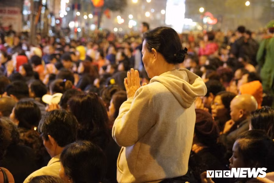 Hang nghin nguoi ngoi tran ra duong cung sao giai han o chua Phuc Khanh, Ha Noi hinh anh 10