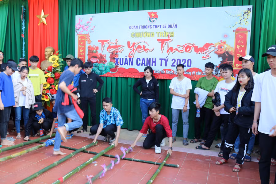 Học sinh vui vẻ, rạng ngời tham gia nhảy sập chào đón năm mới.