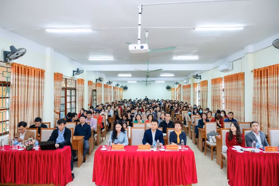 Các đại biểu và khách mời tham dự chương trình. Các đại biểu và khách mời tham dự chương trình.