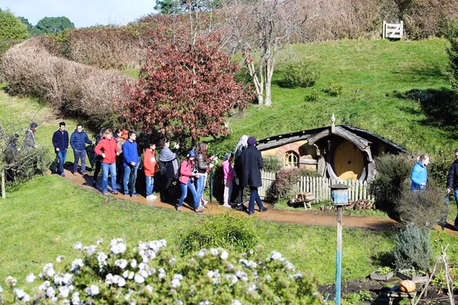 Điểm thu hút chính của làng chính là ngôi nhà Bag End của Bilbo Baggins - nhân vật người lùn trong loạt phim Chúa nhẫn.