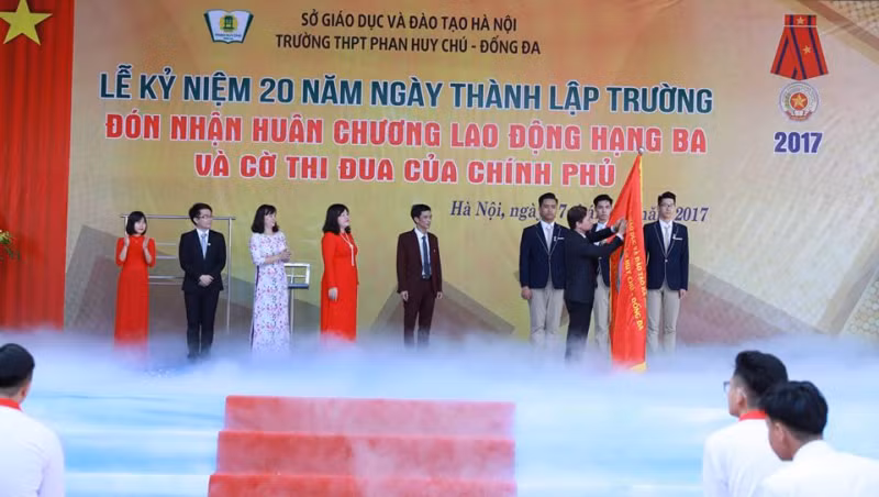 Ông Phạm Tất Thắng, Phó Chủ nhiệm Ủy ban Văn hóa Giáo Dục Thanh Thiếu niên Nhi đồng của Quốc hội trao Huân Chương LĐ hạng Ba