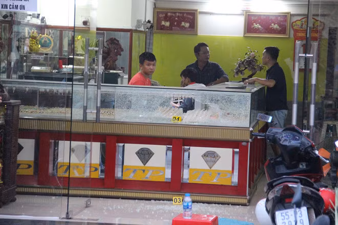 Hiện trường vụ cướp tiệm vàng tại H.Hóc Môn
Ảnh: Trần Tiến