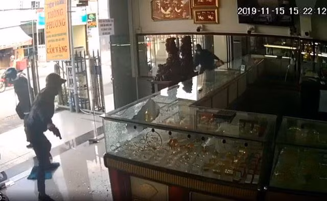 Hình ảnh cắt qua camera ghi lại vụ cướp vừa xảy ra ở Hóc Môn - TP HCM. Ảnh: Nguyễn Lâm