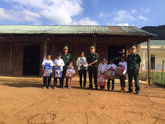 Bộ đội Biên phòng tặng quà cho 7 "con nuôi biên phòng", là con trong gia đình đông con, khó khăn vùng biên giới.