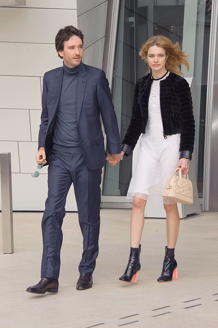 Cô gái bán hàng rong, từng ly hôn trở thành vợ "thái tử" Louis Vuitton ảnh 1 Cô gái bán hàng rong, từng ly hôn trở thành vợ