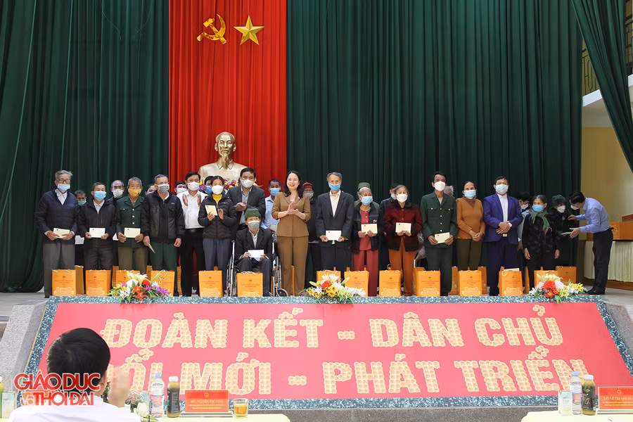 Phó Chủ tịch nước trao tặng 30 suất quà cho gia đình chính sách của huyện Nam Đàn.
