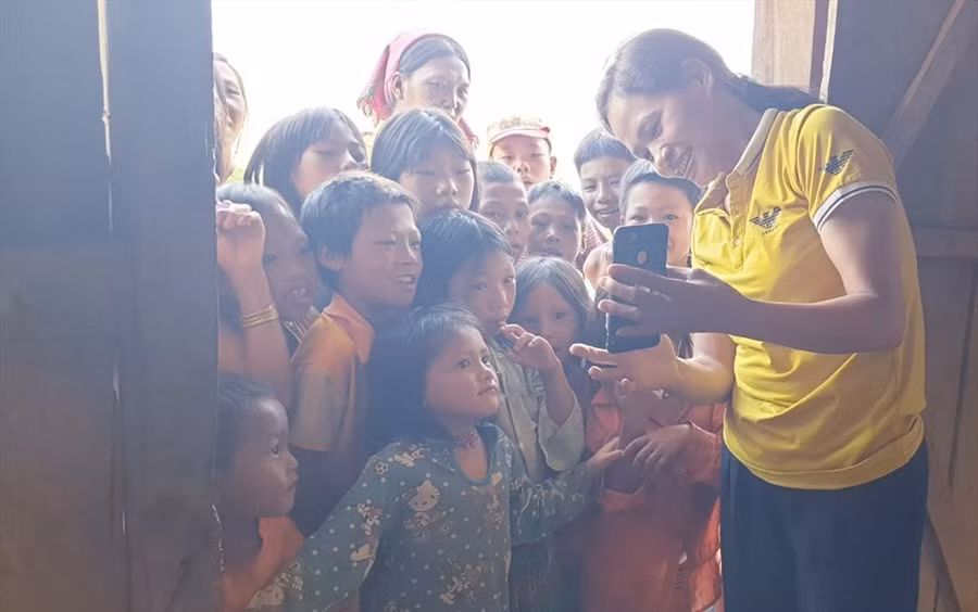 Cô Khuyên cùng học sinh