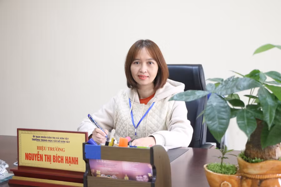 Cô Nguyễn Thị Bích Hạnh - Hiệu trưởng Trường THCS Sơn Tây, thị xã Sơn Tây, Hà Nội. Cô Nguyễn Thị Bích Hạnh - Hiệu trưởng Trường THCS Sơn Tây, thị xã Sơn Tây, Hà Nội.