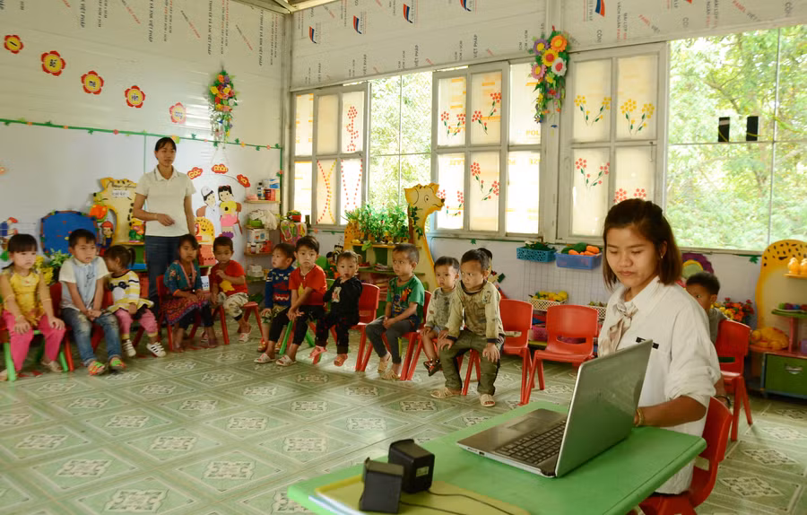Nhờ có điện, giáo viên Trường Mầm non Tênh Phông, huyện Tuần Giáo sử dụng máy tính trong giảng dạy. Nhờ có điện, giáo viên Trường Mầm non Tênh Phông, huyện Tuần Giáo sử dụng máy tính trong giảng dạy.