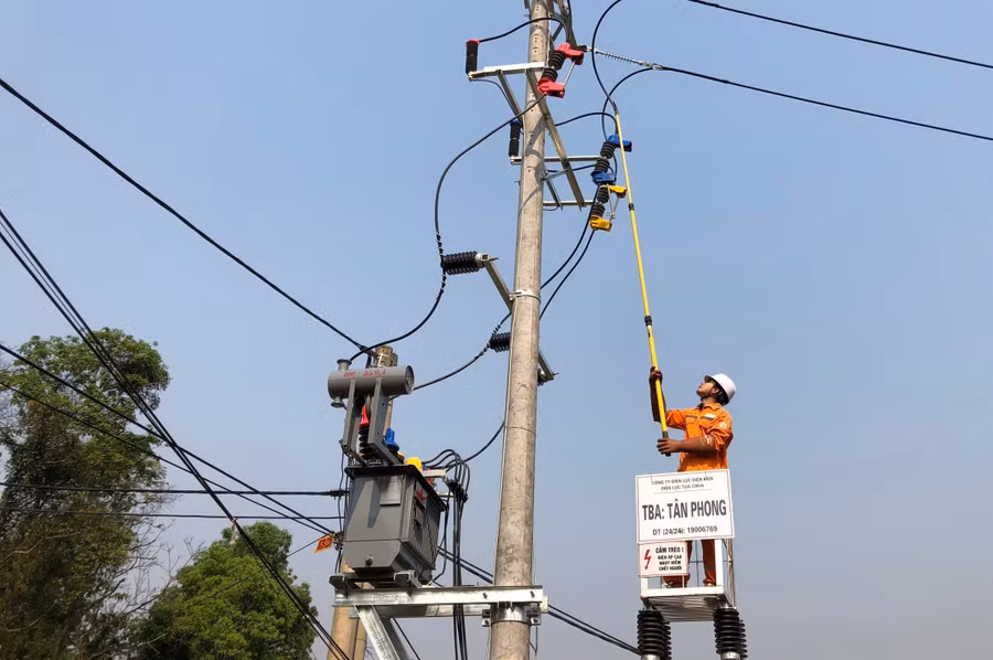 Cán bộ, công nhân Điện lực Điện Biên kiểm tra, sửa chữa hạ tầng điện.