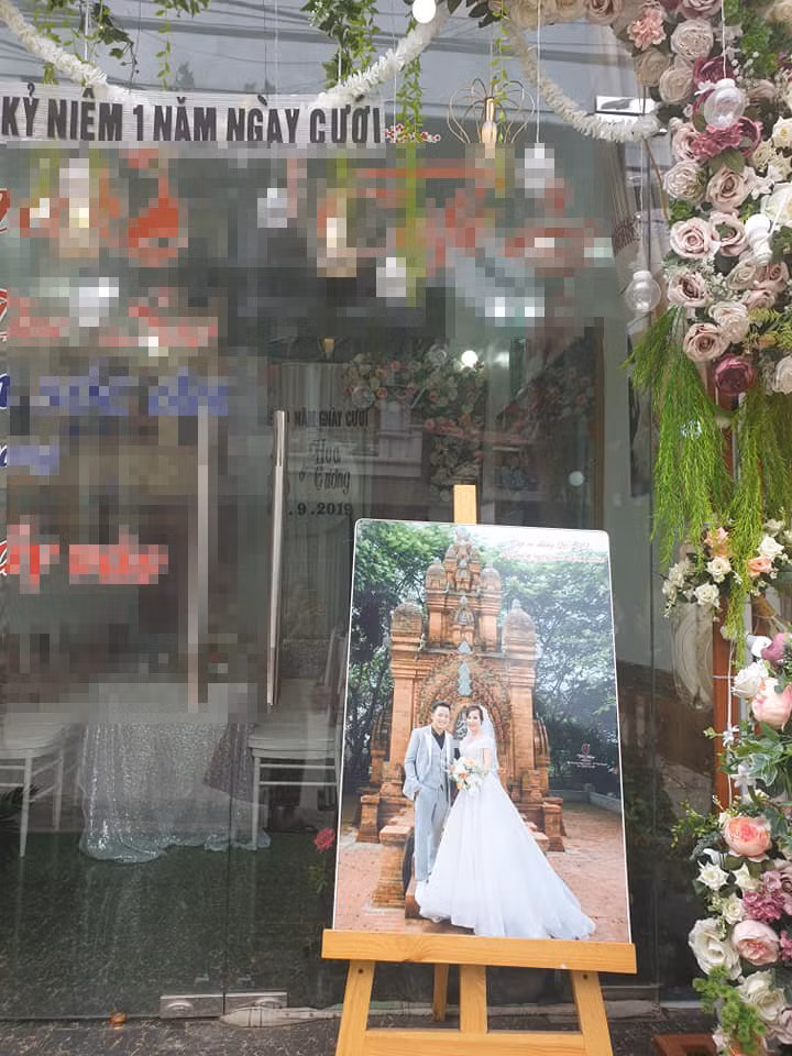 Cô dâu 62 tuổi ở Cao Bằng mở tiệc rình rang kỉ niệm 1 năm lấy chồng trẻ ảnh 2 Kỉ niệm 1 năm lấy chồng trẻ, cô dâu 62 tuổi ở Cao Bằng chơi lớn chụp lại ảnh cưới, mở tiệc rình rang-3