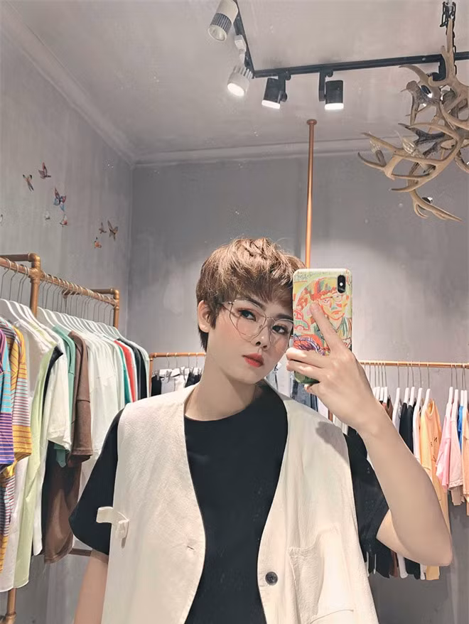 Hội “em họ” của người nổi tiếng: Ai cũng xinh nức nở, gu thời trang chẳng thua kém fashionista ảnh 9 Hội “em họ” của người nổi tiếng: Ai cũng xinh nức nở, gu thời trang chẳng thua kém fashionista ảnh 9