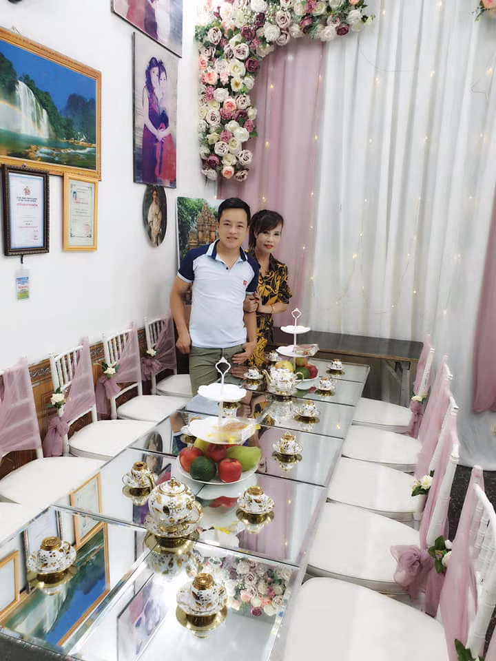 Cô dâu 62 tuổi ở Cao Bằng mở tiệc rình rang kỉ niệm 1 năm lấy chồng trẻ ảnh 3 Kỉ niệm 1 năm lấy chồng trẻ, cô dâu 62 tuổi ở Cao Bằng chơi lớn chụp lại ảnh cưới, mở tiệc rình rang-4