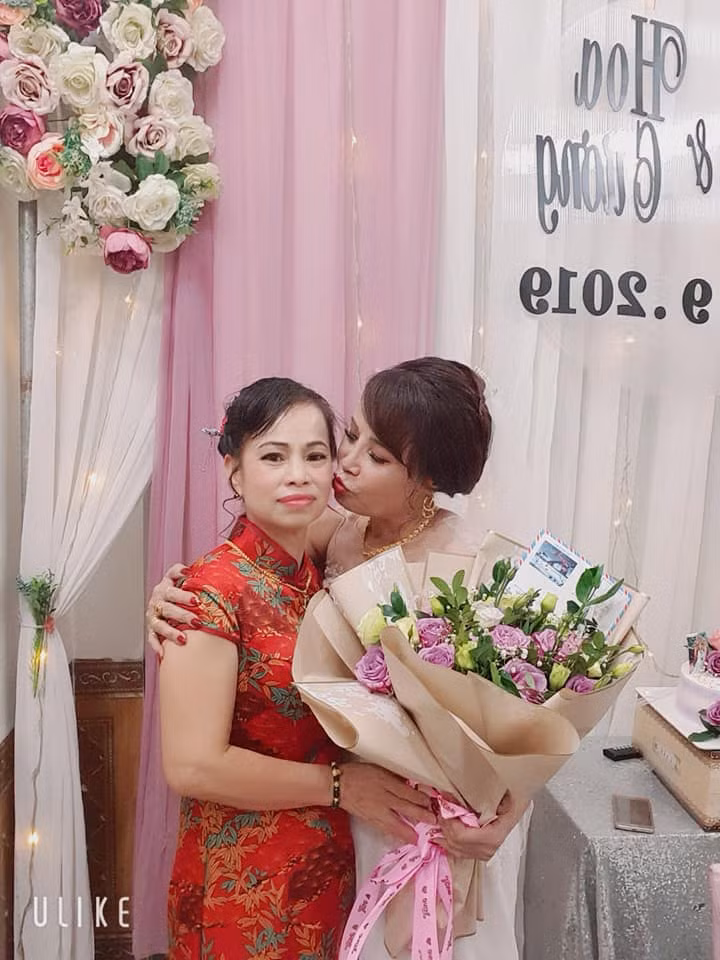 Kỉ niệm 1 năm lấy chồng trẻ, cô dâu 62 tuổi ở Cao Bằng chơi lớn chụp lại ảnh cưới, mở tiệc rình rang-6