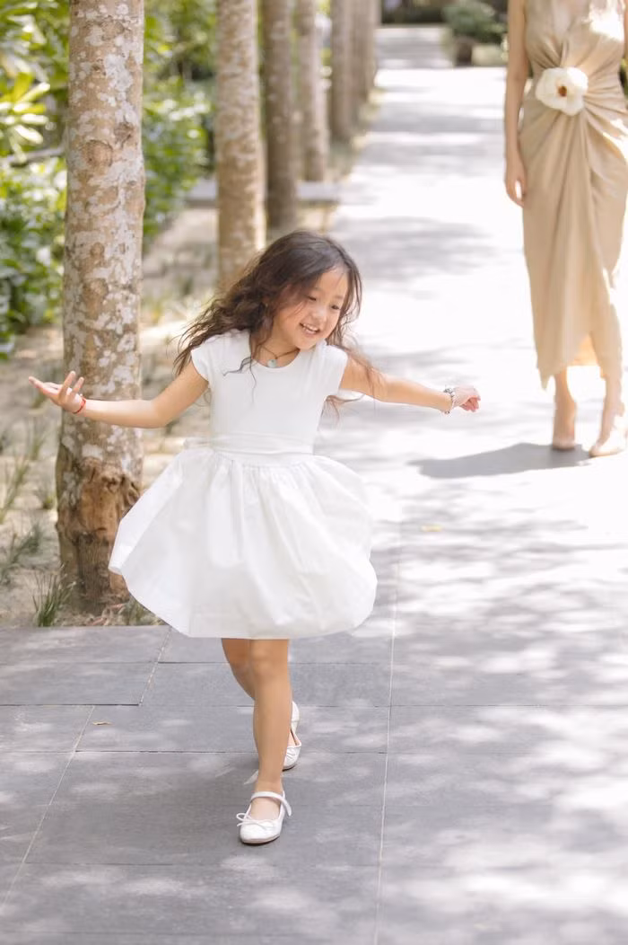 Con gái út của Hoa hậu Hà Kiều Anh được dự đoán sẽ trở thành tiểu mỹ nhân trong tương lai ảnh 6 Nhiều khán giả đều cho rằng, cô bé có khả năng trở thành một mỹ nhân trong tương lai.