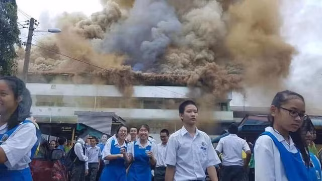 Một hội trường bị cháy rụi. 