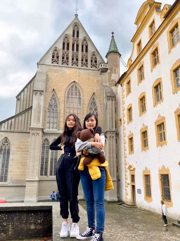 "vuot mat" me, hai cong chua nha my le chi moi 13,14 tuoi da so huu doi chan sieu mau - 4