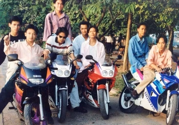 Vào những năm thập kỷ 90, con trai ra đường ai cũng phải “đầu bồng chất nghệ”, rẽ ngôi giữa chuẩn xu hướng.