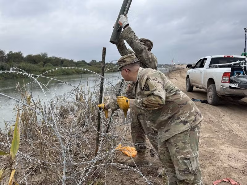 Lãnh đạo bang Texas không tuân thủ sắc lệnh của chính quyền Washington, không dỡ bỏ hàng rào biên giới