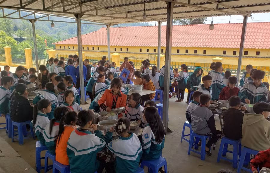 Bữa cơm bán trú của trường phổ thông DTBT THCS Lùng Thẩn. Bữa cơm bán trú của trường phổ thông DTBT THCS Lùng Thẩn.