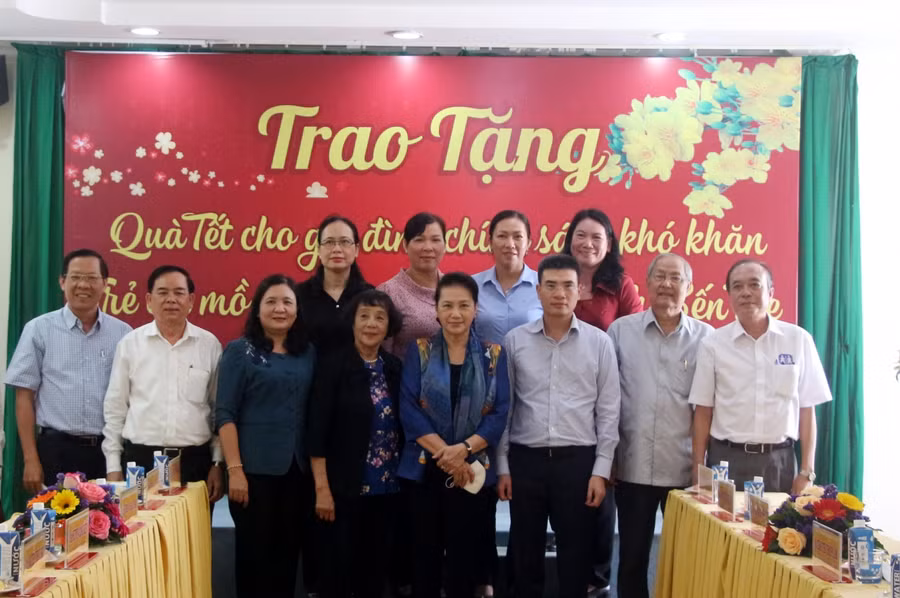 Đoàn công tác của Chủ tịch Quốc Hội Nguyễn Thị Kim Ngân chụp với lãnh đạo tỉnh Bến Tre. 