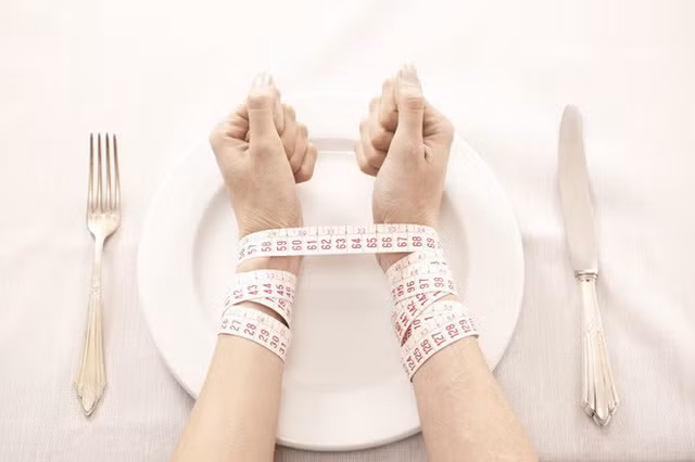  Hay mải làm việc rồi ăn muộn, bỏ bữa gây ra hàng loạt tác hại cho sức khỏe - Ảnh 4.