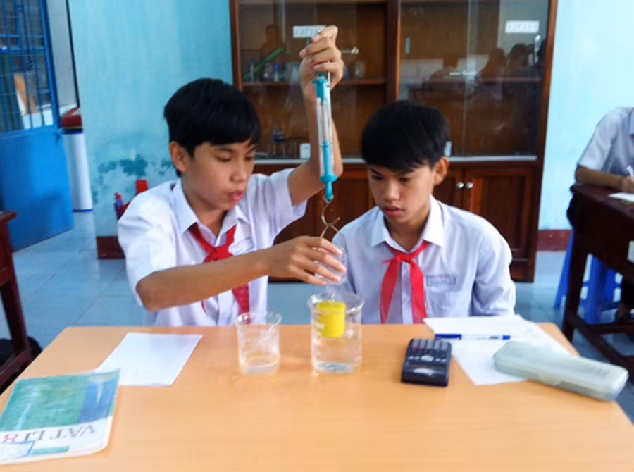 Giờ thực hành Vật lý tại Trường THCS Huỳnh Thúc Kháng (Đà Nẵng)