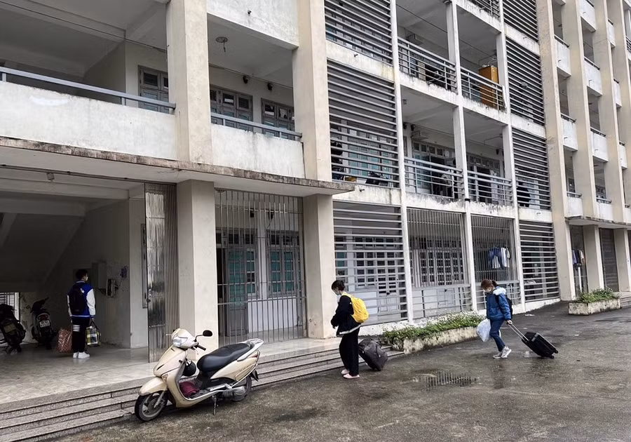 Sinh viên được tạo điều kiện ở trong KTX của nhà trường để đảm bảo an toàn và ổn định học tập