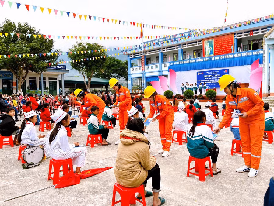 Cán bộ Điện lực Tân Uyên tuyên truyền sử dụng điện tiết kiệm cho học sinh.