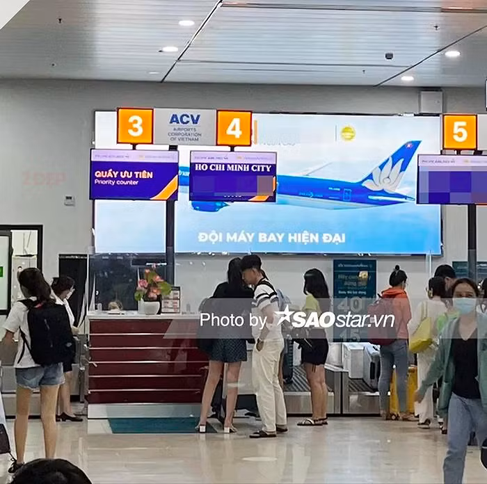 Lê Âu Ngân Anh bị bắt gặp xuất hiện tại sân bay cùng chồng sắp cưới.