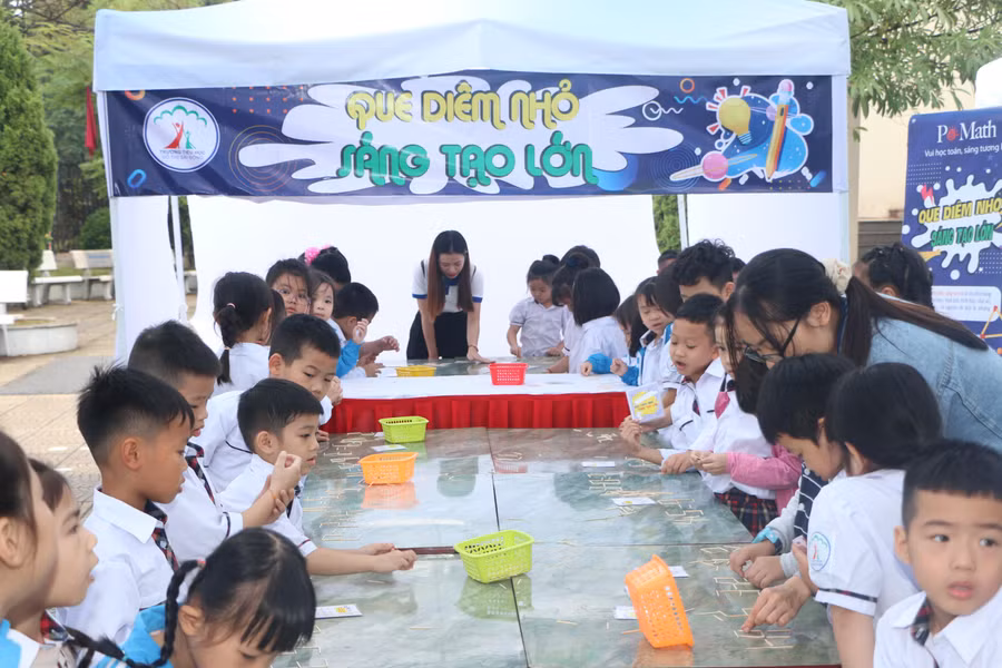 Trò chơi xếp que diêm thành những phép toán hợp lý thu hút sự tham gia của nhiều học sinh.