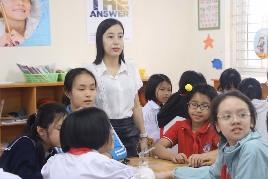 Cô Nguyễn Huyền Trang và các em học trò cùng tham gia trải nghiệm về hoạt động giáo dục STEM tại trường.