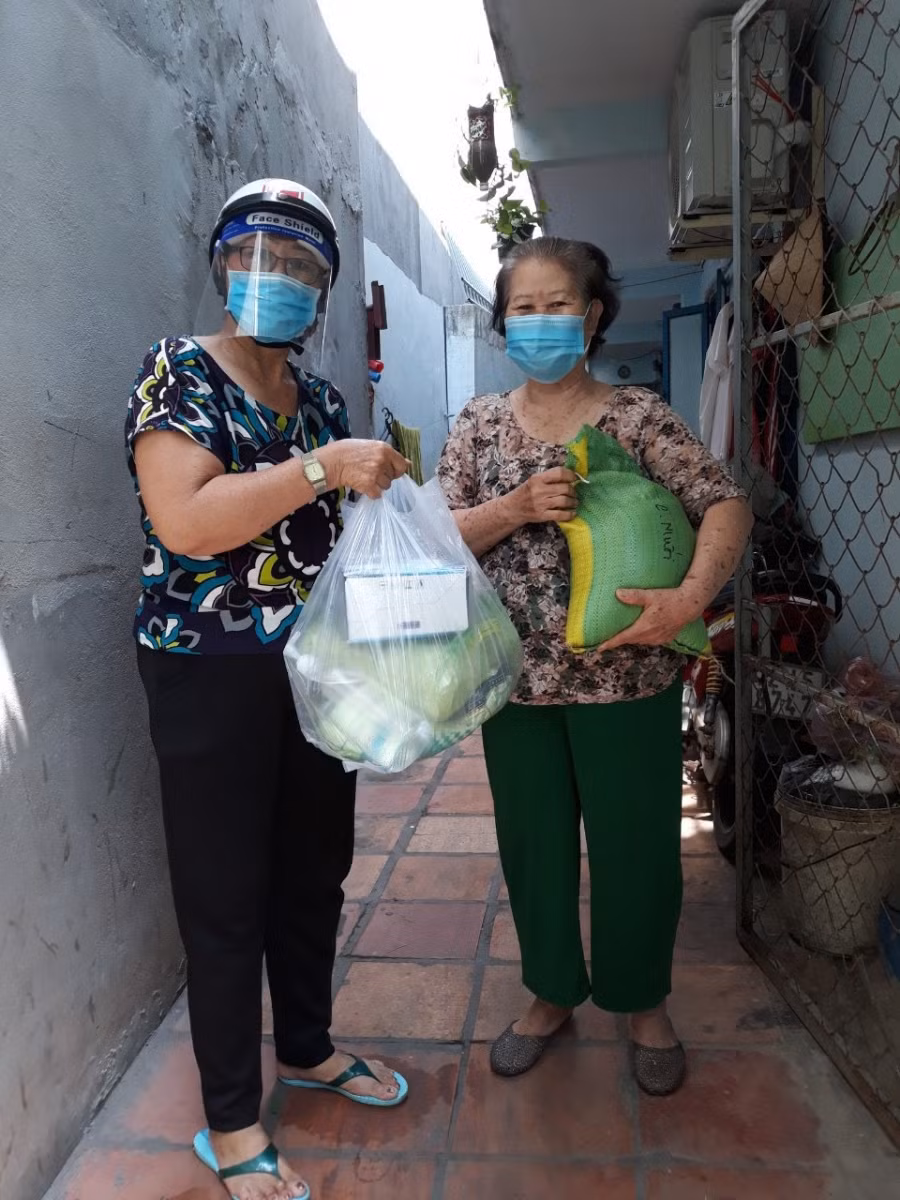 Xúc động đón nhận những món quà thiết yếu phòng, chống dịch bệnh.