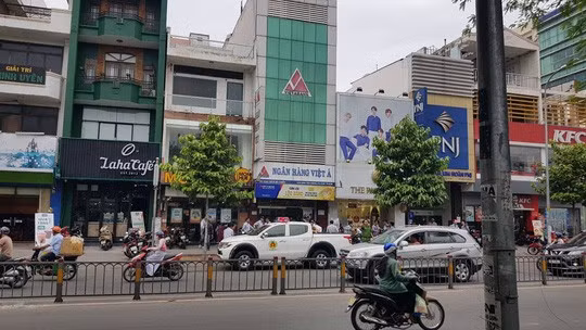 Dùng súng cướp ngân hàng táo tợn ở quận Bình Thạnh - Ảnh 1.