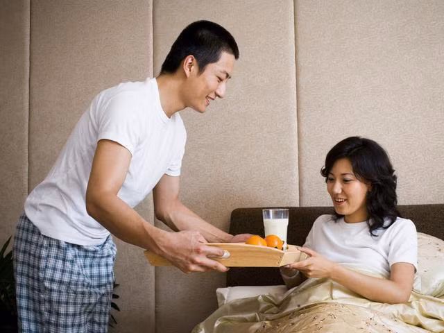 Trong cơn cuồng ghen, tôi cắt nát đôi giày vải cũ kĩ chồng nâng niu, đến khi biết sự thật mới ngớ người hối hận-1