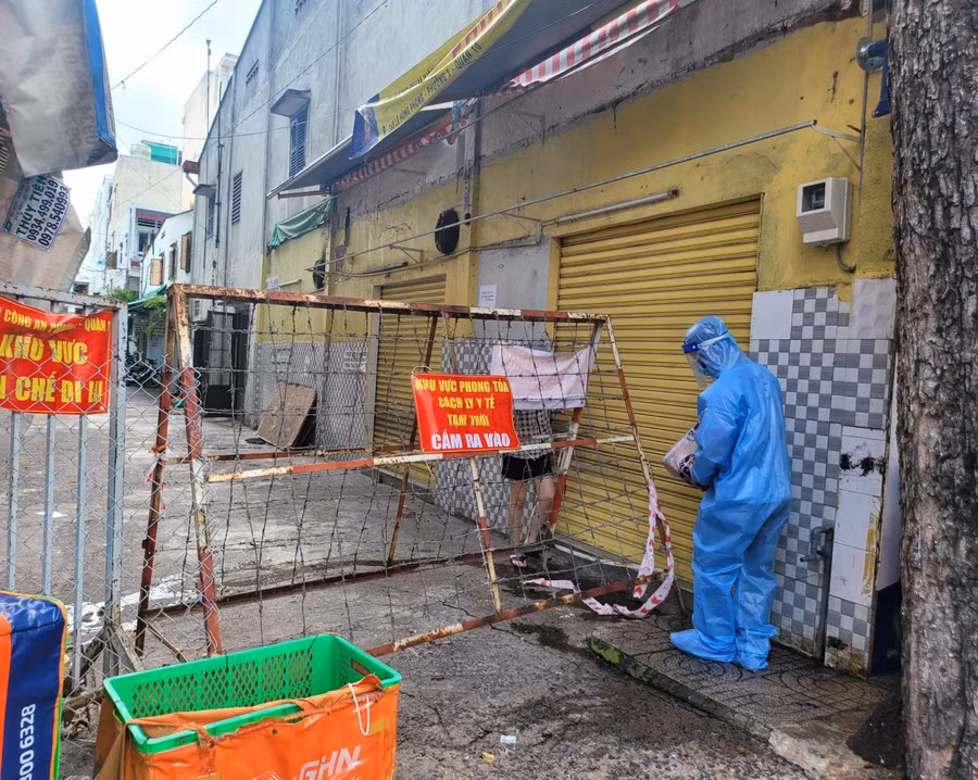 Lực lượng tình nguyện viên của Đại học Quốc gia TP Hồ Chí Minh hỗ trợ nhu yếu phẩm cho sinh viên kẹt lại TPHCM trong đợt dịch