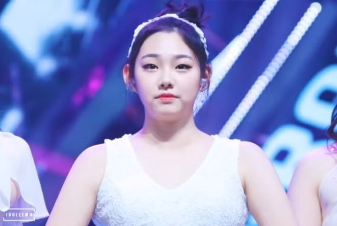Nữ thần tượng Kpop đẹp hút hồn sau khi ăn kiêng khắc nghiệt giảm 13 kg ảnh 4 Nhan sac nu than tuong Kpop sau khi giam 13 kg hinh anh 4