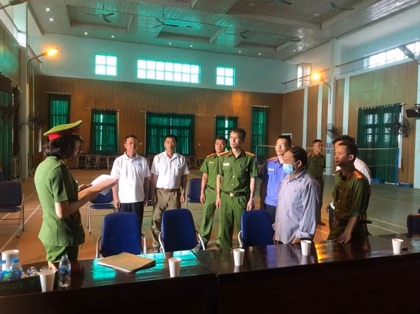 Cơ quan chức năng đọc Lệnh bắt tạm giam đối với hai cán bộ thôn Việt Vân.