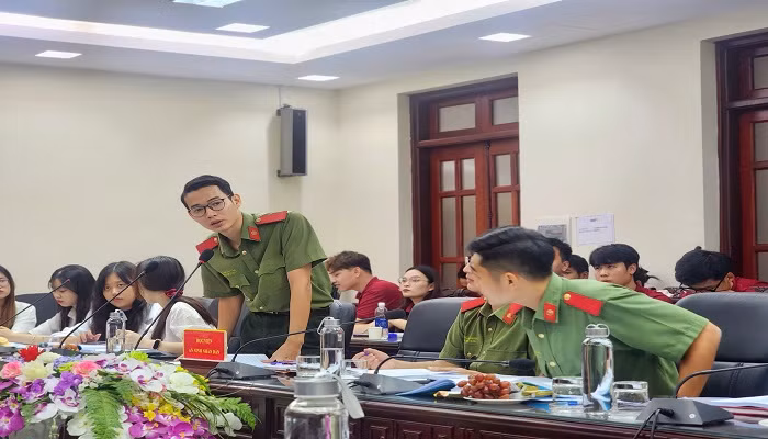Nhờ “năng nhặt chặt bị”, Đình Tuấn đã lĩnh hội được rất nhiều kinh nghiệm thông qua các buổi hội thảo. Nhờ “năng nhặt chặt bị”, Đình Tuấn đã lĩnh hội được rất nhiều kinh nghiệm thông qua các buổi hội thảo.