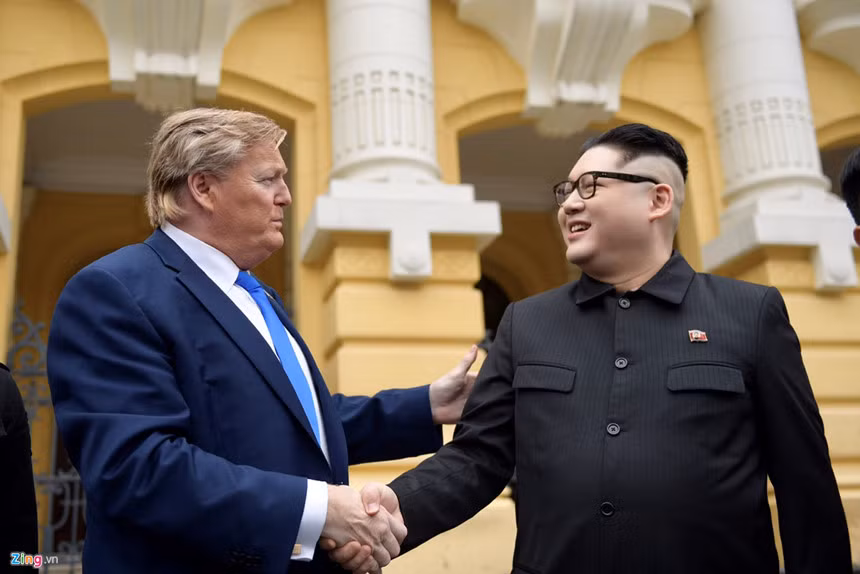 Howard X (phải), cùng "bạn diễn" Russell White trong vai Tổng thống Mỹ Donald Trump, đã thu hút sự chú ý đặc biệt của truyền thông và người dân thủ đô Hà Nội khi xuất hiện tại Nhà hát Lớn chiều ngày 22/2. Ảnh: Quỳnh Trang.