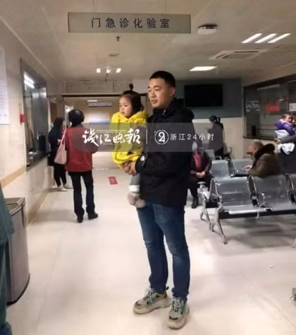 Khoảnh khắc anh Zhou ôm con khi bé ốm vào viện mà anh vẫn phải làm nhiệm vụ.